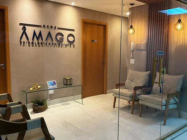 Recepção da unidade Business com poltronas e logo Rede Amago